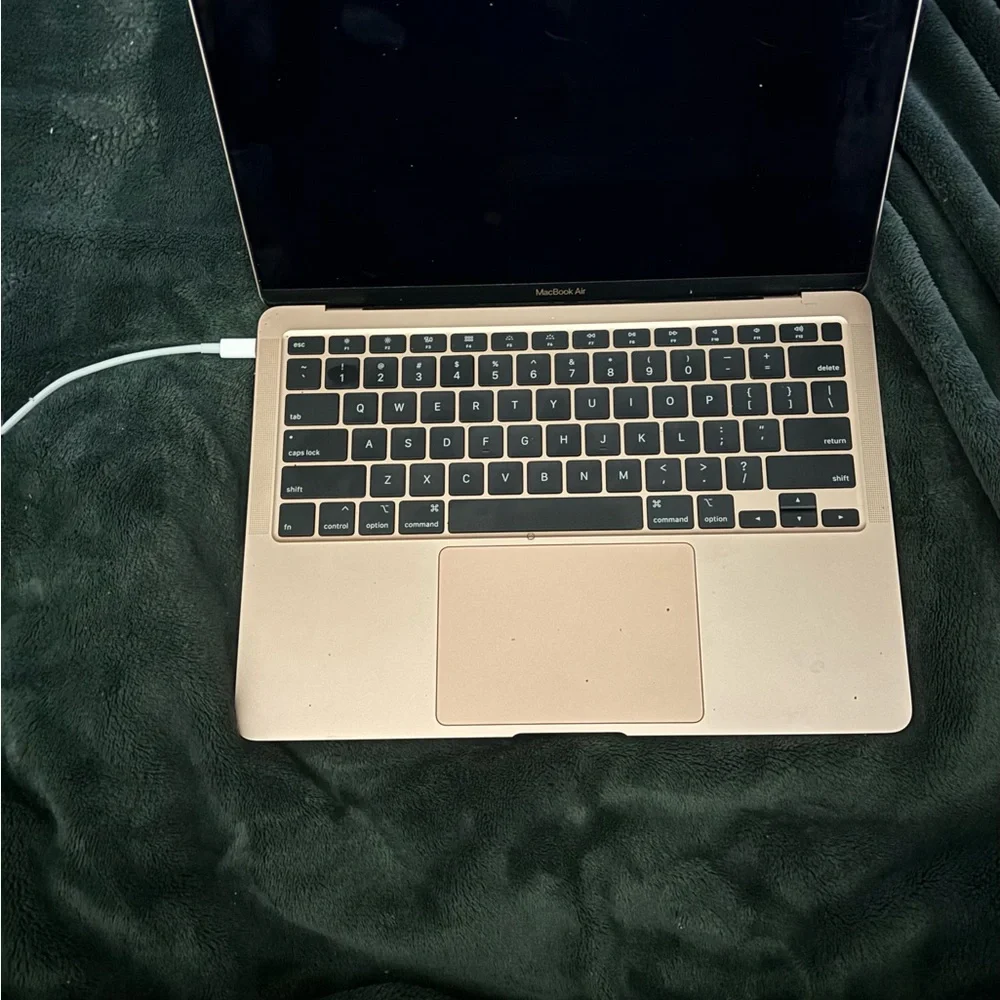 Apple MacBook Air 13” – Gold – Working / Factory Reset (Occasional Screen Issue)